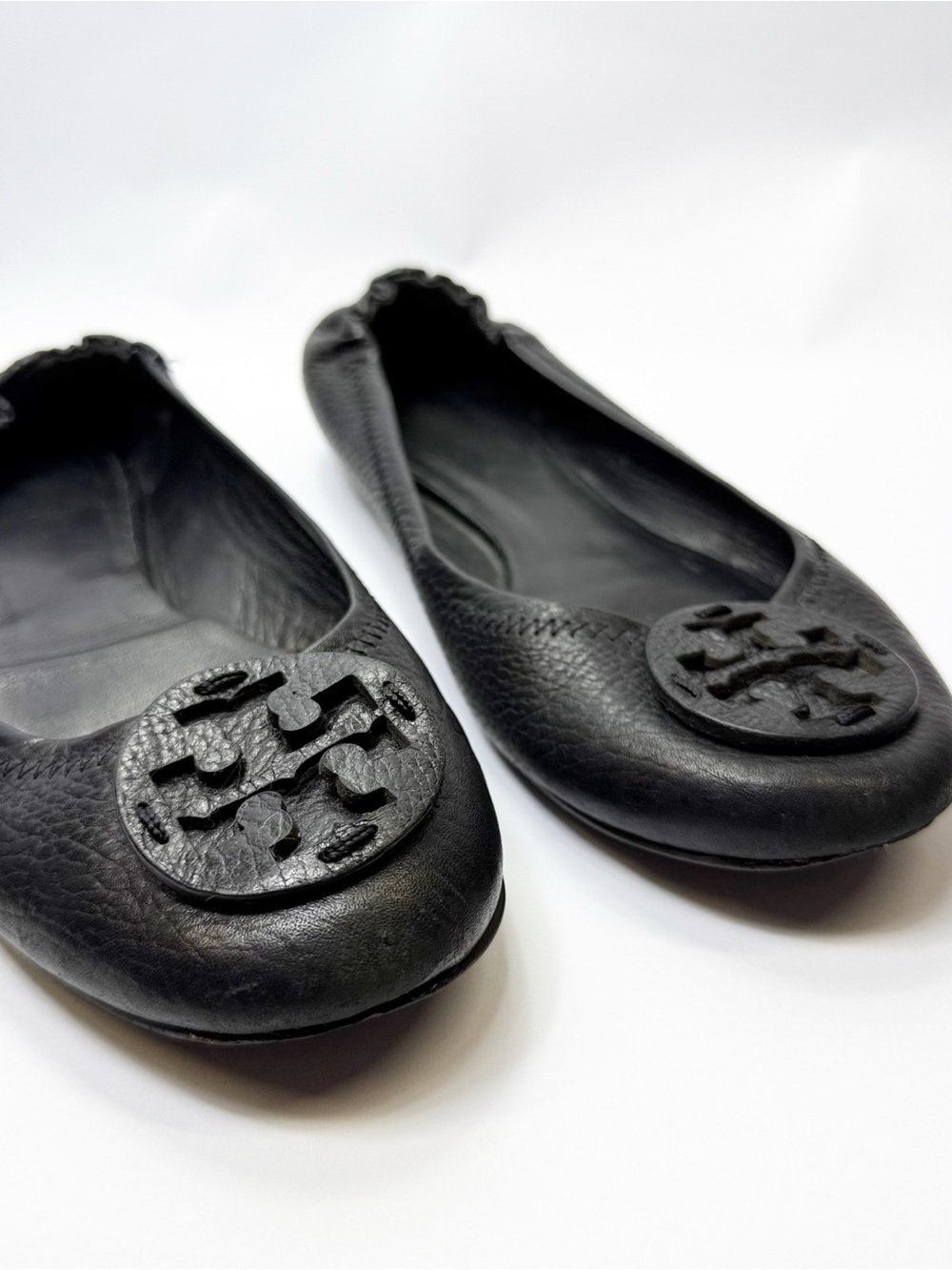 Tory Burch Black Pebbled Leather Logo Ballet Flats size 7.5